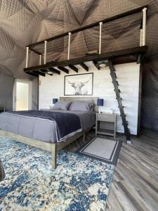 um quarto com uma cama grande e um tecto de madeira em Canyon Rim Domes - A Luxury Glamping Experience!! em Monticello