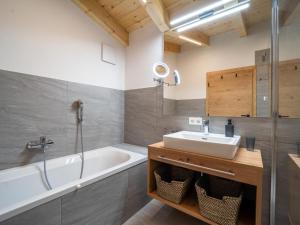 Kúpeľňa v ubytovaní Chalet Pettneu am Arlberg - Top 3 + 26 fotografií