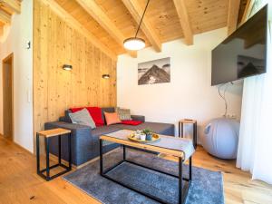 Chalet Pettneu am Arlberg - Top 3 في بيتنيو آم أرلبرغ: غرفة معيشة مع أريكة وطاولة