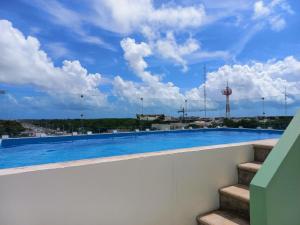 a large swimming pool on the roof of a building at MODERNO DEPARTAMENTO EN EL CENTRO in Tulum