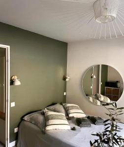 1 dormitorio con 1 cama con espejo grande en La Pitcholine : Superbe studio au Vieux-Port, en Marsella