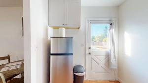 uma cozinha com um frigorífico e uma porta em Comfy Guesthouse in Yelm em Yelm
