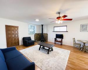uma sala de estar com um sofá azul e uma mesa em Comfy Guesthouse in Yelm em Yelm