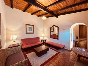 - un salon avec un canapé et une table dans l'établissement Hotel Parador Vernal, à Bernal