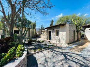 a garden with a house and trees and a sidewalk at Hotel Parador Vernal in Bernal