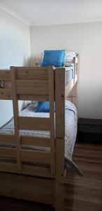 コンコンにあるDepartamento en Bosques de Montemarの二段ベッド2組が備わる客室です。