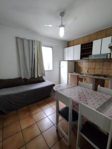 a kitchen and living room with a table and a couch at Apto Centro Floripa 04 in Florianópolis