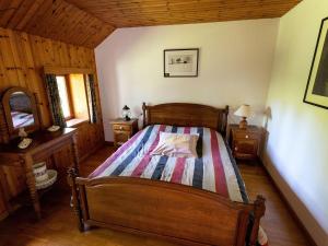 Ένα ή περισσότερα κρεβάτια σε δωμάτιο στο Beautiful Farmhouse in Sivry-Rance with Garden