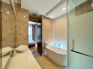 y baño con bañera, lavamanos y ducha. en Nana's at Dorsett Residence Bukit Bintang en Kuala Lumpur