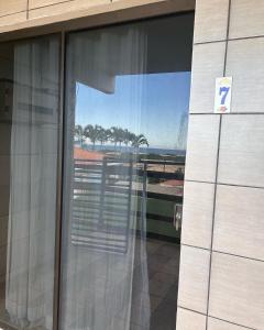 una ventana en un edificio con vistas al océano en Pousada Altos dos Ingleses, en Florianópolis