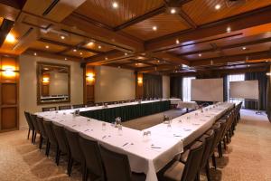 een grote vergaderzaal met een lange tafel en stoelen bij Hotel Bruce County in Mount Waverley