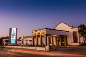 a building on the side of a street at night at Gamma Ciudad Juarez in Ciudad Juárez