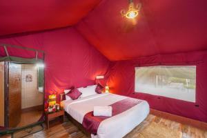 1 dormitorio con 1 cama en una tienda roja en Nature Zone Jungle Resort en Munnar