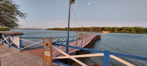 加利紐斯的住宿－FLAT DA DANI Galinhos RN，船停靠在水面上的码头
