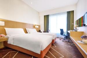 een hotelkamer met een groot bed en een bureau bij Vega Suites in Hong Kong
