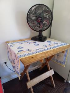 a table with a fan on top of it at Férias na Barra da Lagoa in Florianópolis