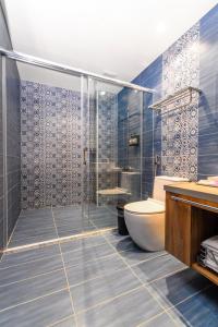 a bathroom with a shower and a toilet and a sink at Bisck Hotel & Resort in Puli +39 photos