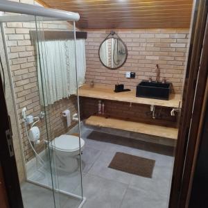 W łazience znajduje się prysznic, toaleta i umywalka. w obiekcie Château Capivari - Campos do Jordão w mieście Campos do Jordão