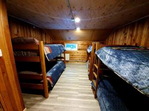 Habitación con 3 literas en una cabaña en Refugio de Montaña Sollipulli, Lodge Nevados de, en Melipeuco