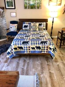 ein Schlafzimmer mit einem Bett mit einer Decke und Kissen in der Unterkunft Attitash Mountain Village Studio - Slope View - Ski - NEWLY RENOVATED in Bartlett