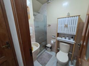 a small bathroom with a toilet and a shower at Bonito departamento Sopocachi centro in La Paz
