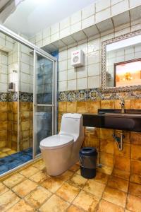 W łazience znajduje się toaleta, prysznic i umywalka. w obiekcie Mushroom Forest Guesthouse Camping Site w mieście Puli