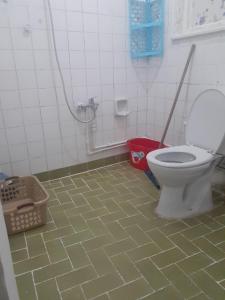 ein Bad mit einem WC in einem Fliesenboden in der Unterkunft Uzis double Room in Istanbul
