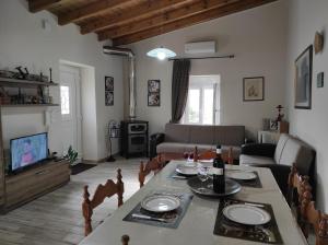 uma sala de estar com uma mesa e um sofá em Villa Asterousia em Stérnai