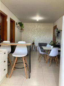 eine Küche mit einem Tisch und Stühlen im Zimmer in der Unterkunft Ap Garden - Cachoeira do Bom Jesus - 400m da praia in Florianópolis