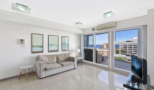 Μια τηλεόραση ή/και κέντρο ψυχαγωγίας στο Sandy Cove Apartment The Entrance 48b