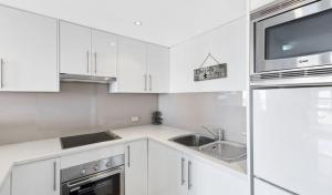 Η κουζίνα ή μικρή κουζίνα στο Sandy Cove Apartment The Entrance 48b