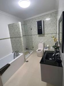 uma casa de banho com um lavatório e um WC em The Spot - ilha de São Miguel (Povoação) Açores em Povoação