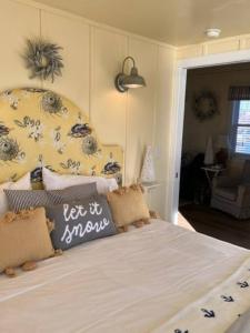 een slaapkamer met een groot bed met een kussen om te trouwen bij Cozy Wintertime Nantucket Cottage Getaway in Savanna