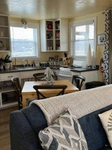 een woonkamer met een bank en een keuken bij Cozy Wintertime Nantucket Cottage Getaway in Savanna