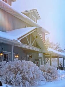 een met sneeuw bedekt gebouw met een bord erop bij Cozy Wintertime Nantucket Cottage Getaway in Savanna