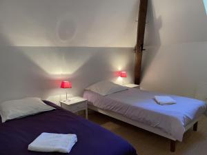 dwa łóżka siedzące obok siebie w pokoju w obiekcie Gîte Trévol, 5 pièces, 8 personnes - FR-1-489-223 w mieście Trévol