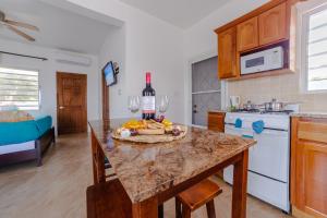 cocina con mesa y botella de vino en The Hidden Cottage, en Welches Hill