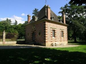 un antiguo edificio de ladrillo con chimenea en la parte superior en Gîte Trévol, 5 pièces, 8 personnes - FR-1-489-223 en Trévol