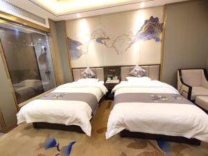 Un pat sau paturi într-o cameră la Zhangye KAI RUI Hotel