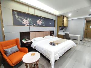 Un pat sau paturi într-o cameră la Zhangye KAI RUI Hotel