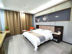 Un pat sau paturi într-o cameră la Zhangye KAI RUI Hotel