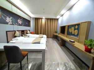 Un pat sau paturi într-o cameră la Zhangye KAI RUI Hotel