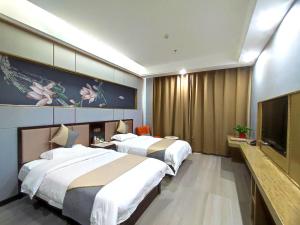 Un pat sau paturi într-o cameră la Zhangye KAI RUI Hotel