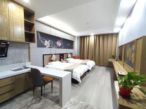 Un pat sau paturi într-o cameră la Zhangye KAI RUI Hotel