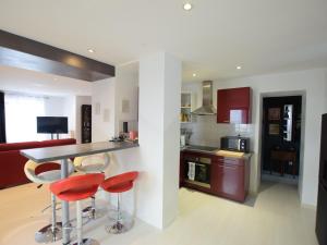 cocina con sillas rojas y mesa en una habitación en Appartement Bernex, 2 pièces, 4 personnes - FR-1-498-87 en Bernex