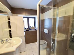 y baño con aseo, lavabo y ducha. en Appartement Bernex, 2 pièces, 4 personnes - FR-1-498-87 en Bernex