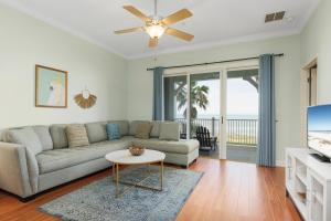 una sala de estar con un sofá y una mesa en 633 Cinnamon Beach, en Palm Coast