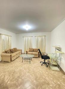 Un lugar para sentarse en Kelly's Apartments - Rental near Airport, Amenities and Bus Route