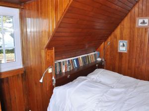 ein Schlafzimmer mit einem Bett in einer Holzwand in der Unterkunft Maison Trégastel, 3 pièces, 4 personnes - FR-1-368-27 in Trégastel