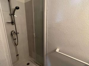 eine Dusche mit Glastür im Bad in der Unterkunft Appartement Vendres, 2 pièces, 4 personnes - FR-1-701-30 in Vendres
